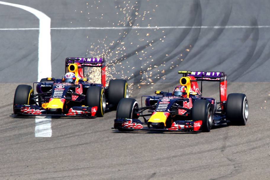 Scintille dalla Red Bull di Daniel Ricciardo in lotta con il compagno di scuderia Daniil Kvyat (Getty Images)